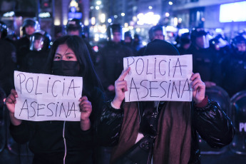 Buenos Aires, Argentina.- En las fotos tomadas el 10 de agosto del 2023, familiares y amigos realizan una protesta para exigir justicia tras la muerte de un manifestante en Buenos Aires, la capital de Argentina, tras supuestamente sufrir un infarto después de ser detenido por la Policía durante una protesta contra el sistema electoral frente al Obelisco.