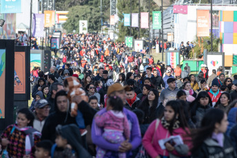 Buenos Aires, Argentina.- En las fotos tomadas el 3 de agosto del 2023, muestra las calles de Buenos Aires. El Gobierno argentino anunció que sube el piso del Impuesto a las Ganancias, una retención que pagan los trabajadores de Argentina derivada de su salario. Según informó en un comunicado el Ministerio de Economía, a cargo de Sergio Massa, "a partir de agosto solo pagarán el Impuesto a las Ganancias las remuneraciones superiores a $700.875 (pesos argentinos)".