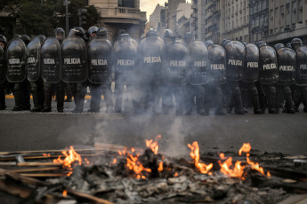 Buenos Aires, Argentina.- In the photos taken on August 10, 2023, family and friends hold a protest to demand justice after the death of a protester in Buenos Aires, the capital of Argentina, after allegedly suffering a heart attack after being arrested. by the Police during a protest against the electoral system in front of the Obelisk.