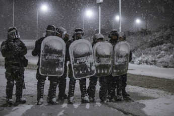 Bariloche, Argentina.- En las fotos tomadas el 23 de agosto del 2023, la policía es desplegada en las calles de Bariloche en medio de disturbios y saqueos que concluyó con once personas detenidas en la ciudad por participar de los hechos o por “actitud sospechosa”, según informó la Policía de Río Negro.