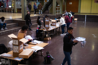 Buenos Aires, Argentina.- En las fotos tomadas el 13 de agosto del 2023, argentinos emiten su voto en diferentes establecimientos habilitados para sufragar en Buenos Aires, Argentina. Los argentinos votaron el domingo en una elección primaria crítica que proporciona las expectativas para la votación general dos meses después. Las urnas terminaron oficialmente a las 6 p. m., hora local, y la gente todavía esperaba en largas filas para emitir los votos finales. Alrededor del 62