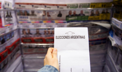 Buenos Aires, Argentina.- En las fotos tomadas el 13 de agosto del 2023, argentinos emiten su voto en diferentes establecimientos habilitados para sufragar en Buenos Aires, Argentina. Los argentinos votaron el domingo en una elección primaria crítica que proporciona las expectativas para la votación general dos meses después. Las urnas terminaron oficialmente a las 6 p. m., hora local, y la gente todavía esperaba en largas filas para emitir los votos finales. Alrededor del 62