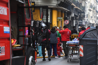 Buenos Aires, Argentina.- En las fotos tomadas el 24 de agosto del 2023, Bomberos de la Ciudad de Buenos Aires combatían un incendio de un edificio en el barrio de Monserrat en Buenos Aires, Argentina. Un edificio se incendió y una mujer debió escapar por el balcón. La residente, de 65 años, sufrió quemaduras en el 70