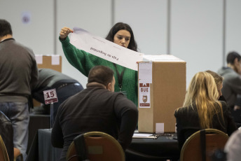 Buenos Aires, Argentina.- En las fotos tomadas el 18 de agosto del 2023, por las demoras, amplían la cantidad de mesas para el escrutinio definitivo en CABA. El Tribunal Electoral de la Ciudad de Buenos Aires aumentó el número de mesas destinadas al escrutinio definitivo de los votos emitidos con la Boleta Única Electrónica (BUE) en las elecciones Primarias, Abiertas, Simultáneas y Obligatorias (PASO) del domingo. El Tribunal Electoral espera finalizar el escrutinio el viernes 18 de agosto, pero existen dudas sobre si será posible cumplir con el plazo previsto.