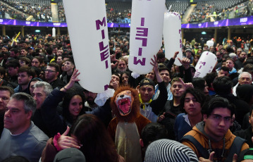 Buenos Aires, Argentina.- In the photos taken on August 7, 2023, the presidential candidate of La Libertad Avanza (LLA), Javier Milei, closed his campaign towards PASO next Sunday with an act at the Movistar stadium Arena of the city of Buenos Aires. During his speech, the opposition leader winked at Mauricio Macri's sector, expressed strong criticism of the UCR and called for a vote.