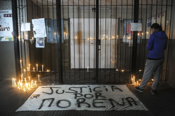 Buenos Aires, Argentina.- En las fotos tomadas el 9 de agosto del 2023, familiares y vecinos reclaman justicia frente a la escuela donde estudiaba una nena de 11 años que murió tras ser asaltada y golpeada cuando llegaba a la escuela en Lanús Oeste, provincia de Buenos Aires. La niña, fue asaltada por dos hombres a bordo de una motocicleta, una modalidad conocida coloquialmente como "motochorros". Por el hecho hay dos hombres detenidos, ambos mayores de edad, según informaron el Ministerio Público Fiscal (MPF) y la Policía.