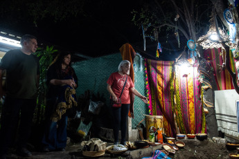 Santiago del Estero, Argentina.- En las fotos tomadas el 1 de agosto del 2023, pueblos del norte de Argentina celebran a la Pachamama con ceremonias que conjugan tradición, música y naturaleza. Este martes, países de América Latina celebraron el Día de la Pachamama, una fiesta donde priman los rituales y ofrendas para venerar y agradecer a la Madre Tierra. La tradición tiene su origen en la mitología Inca, que atribuye a esta deidad la responsabilidad de las siembras y las cosechas.