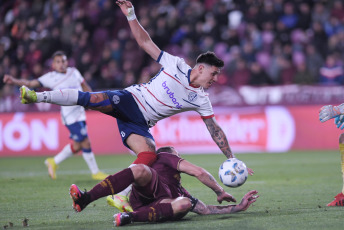 Buenos Aires, Argentina.- En las fotos tomadas el 20 de agosto del 2023, durante el partido entre San Lorenzo y Lanús en un encuentro por la jornada 1 de la Copa de la Liga en el Estadio Ciudad de Lanús. San Lorenzo venció por 1-0 a Lanús como visitante, el gol fue marcado por Adam Bareiro, a los 69 minutos. En la próxima fecha, Lanús se medirá con Newell’s, mientras que San Lorenzo tendrá como rival a Belgrano.