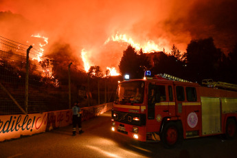 San Luis, Argentina.- The photos taken on August 22, 2023 show the forest fire on the San Luis mountains, which extends from the Native Park of the town of Potrero de los Funes, to the Cerros Colorados neighborhood of the city of Juana Koslay. So far, it has been confirmed that some 15 families were evacuated in the area and that the fire destroyed several homes in the area, amid unfavorable conditions due to strong winds that reach 60 kilometers per hour and the great drought in the area.