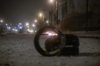 Bariloche, Argentina.- En las fotos tomadas el 23 de agosto del 2023, la policía es desplegada en las calles de Bariloche en medio de disturbios y saqueos que concluyó con once personas detenidas en la ciudad por participar de los hechos o por “actitud sospechosa”, según informó la Policía de Río Negro.