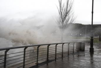 Buenos Aires, Argentina.- En las fotos tomadas el 18 de agosto del 2023, muestra las zonas afectadas por severas lluvias y vientos que afectaron desde la madrugada de este jueves buena parte del sur del GBA en Argentina y otras zonas del área metropolitana. Las fuertes lluvias, provocaron la suspensión de clases y varias personas debieron ser evacuadas y trasladadas a centros de albergue. En algunas zonas cayeron 158 milímetros, tras más de seis meses sin lluvias fuertes. Según la información oficial hubo 1.300 familias afectadas y 175 evacuados.