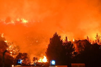 San Luis, Argentina.- The photos taken on August 22, 2023 show the forest fire on the San Luis mountains, which extends from the Native Park of the town of Potrero de los Funes, to the Cerros Colorados neighborhood of the city of Juana Koslay. So far, it has been confirmed that some 15 families were evacuated in the area and that the fire destroyed several homes in the area, amid unfavorable conditions due to strong winds that reach 60 kilometers per hour and the great drought in the area.