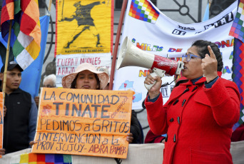 Buenos Aires, Argentina.- En las fotos tomadas el 9 de agosto del 2023, representantes de 400 comunidades indígenas, continúan acampando frente a la Corte Suprema de Justicia en espera del fallo sobre la violencia en Jujuy. A menos de una semana de las elecciones Primarias Abiertas, Simultáneas y Obligatorias (Paso), indígenas de Argentina exigen que se declare la inconstitucionalidad de la reforma de la carta magna jujeña que impuso el gobernador Gerardo Morales.