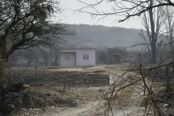 San Luis, Argentina.- The photos taken on August 22, 2023 show the forest fire on the San Luis mountains, which extends from the Native Park of the town of Potrero de los Funes, to the Cerros Colorados neighborhood of the city of Juana Koslay. So far, it has been confirmed that some 15 families were evacuated in the area and that the fire destroyed several homes in the area, amid unfavorable conditions due to strong winds that reach 60 kilometers per hour and the great drought in the area.