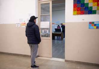 Buenos Aires, Argentina.- In the photos taken on August 13, 2023, Argentines cast their votes in different establishments authorized to vote in Buenos Aires, Argentina. Argentines voted Sunday in a critical primary election that provides expectations for the general vote two months later. Polls officially ended at 6 p.m. local time, and people were still waiting in long lines to cast the final ballots. Some 62% of registered citizens voted an hour before the close of the election, according to the electoral authority.