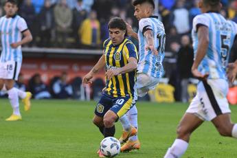 Rosario, Argentina.- En las fotos tomadas el 20 de agosto del 2023, durante el partido entre Central y Atlético Tucumán por la primera fecha de la Zona A de la Copa de la Liga en el Estadio Gigante de Arroyito. Central, que jugó con un hombre más desde la mitad del complemento, no pudo vencer a Atlético Tucumán y terminó empatado 0 a 0.