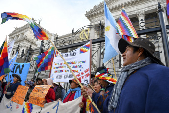 Buenos Aires, Argentina.- En las fotos tomadas el 9 de agosto del 2023, representantes de 400 comunidades indígenas, continúan acampando frente a la Corte Suprema de Justicia en espera del fallo sobre la violencia en Jujuy. A menos de una semana de las elecciones Primarias Abiertas, Simultáneas y Obligatorias (Paso), indígenas de Argentina exigen que se declare la inconstitucionalidad de la reforma de la carta magna jujeña que impuso el gobernador Gerardo Morales.