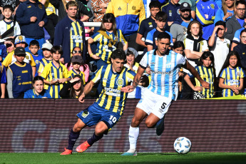 Rosario, Argentina.- En las fotos tomadas el 20 de agosto del 2023, durante el partido entre Central y Atlético Tucumán por la primera fecha de la Zona A de la Copa de la Liga en el Estadio Gigante de Arroyito. Central, que jugó con un hombre más desde la mitad del complemento, no pudo vencer a Atlético Tucumán y terminó empatado 0 a 0.