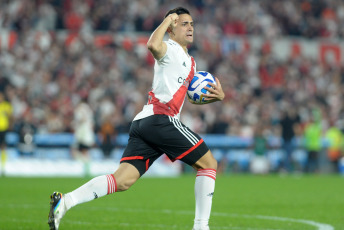 Buenos Aires, Argentina.- En las fotos tomadas el 1 de agosto del 2023, durante el partido entre River Plate y el brasileño Inter de Porto Alegre por la ida de los octavos de final de la Copa Libertadores 2023 en el Estadio Monumental. River Plate derrotó como local a Porto Alegre por 2-1, ante más de 85.000 espectadores. El ecuatoriano Enner Valencia (45+1) puso al frente al equipo brasileño, pero River lo dio vuelta en el segundo tiempo con un doblete de Pablo Solari (65 y 78), que entró como suplente.