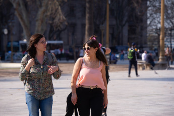 Buenos Aires, Argentina.- En las fotos tomadas el 3 de agosto del 2023, muestra las calles de Buenos Aires en medio de un aumento de la temperatura. Argentina registró temperaturas por encima de lo normal, con marcas térmicas superiores a los 30° en decenas de ciudades en pleno invierno. “Es el comienzo de agosto más cálido en 117 años de datos”, según el Servicio Meteorológico Nacional (SMN).