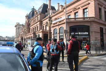 Buenos Aires, Argentina.- En las fotos tomadas el 15 de agosto del 2023, autoridades participan de un operativo en la estación Constitución, de la ciudad de Buenos Aires, por una amenaza de bomba. Desde Trenes Argentinos informaron que, cerca de una hora después de la amenaza, el resultado de la búsqueda fue negativo. Fuentes de la Policía de la Ciudad informaron que el operativo comenzó luego de que se recibiera un llamado al 911 de la Provincia de Buenos Aires indicando que había una bomba en el interior de una formación.