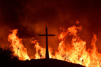 San Luis, Argentina.- The photos taken on August 22, 2023 show the forest fire on the San Luis mountains, which extends from the Native Park of the town of Potrero de los Funes, to the Cerros Colorados neighborhood of the city of Juana Koslay. So far, it has been confirmed that some 15 families were evacuated in the area and that the fire destroyed several homes in the area, amid unfavorable conditions due to strong winds that reach 60 kilometers per hour and the great drought in the area.