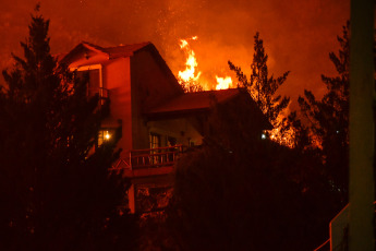 San Luis, Argentina.- The photos taken on August 22, 2023 show the forest fire on the San Luis mountains, which extends from the Native Park of the town of Potrero de los Funes, to the Cerros Colorados neighborhood of the city of Juana Koslay. So far, it has been confirmed that some 15 families were evacuated in the area and that the fire destroyed several homes in the area, amid unfavorable conditions due to strong winds that reach 60 kilometers per hour and the great drought in the area.