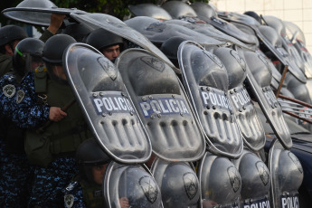 Buenos Aires, Argentina.- En las fotos tomadas el 9 de agosto del 2023, familiares y vecinos reclaman justicia frente a la escuela donde estudiaba una nena de 11 años que murió tras ser asaltada y golpeada cuando llegaba a la escuela en Lanús Oeste, provincia de Buenos Aires. La niña, fue asaltada por dos hombres a bordo de una motocicleta, una modalidad conocida coloquialmente como "motochorros". Por el hecho hay dos hombres detenidos, ambos mayores de edad, según informaron el Ministerio Público Fiscal (MPF) y la Policía.