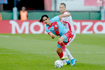 Sarandí, Argentina.- En las fotos tomadas el 20 de agosto del 2023, durante el partido entre Arsenal de Sarandí e Instituto de Córdoba en un partido válido por la primera fecha de la Zona A de la Copa de la Liga en el Estadio Julio Humberto Grondona. Instituto venció por 1-0 a Arsenal como visitante. El gol fue marcado por Adrián Martínez, a los 21 minutos. En la próxima fecha, Arsenal se medirá con Argentinos Juniors, mientras que Instituto tendrá como rival a Atlético Tucumán.