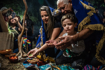 Santiago del Estero, Argentina.- En las fotos tomadas el 1 de agosto del 2023, pueblos del norte de Argentina celebran a la Pachamama con ceremonias que conjugan tradición, música y naturaleza. Este martes, países de América Latina celebraron el Día de la Pachamama, una fiesta donde priman los rituales y ofrendas para venerar y agradecer a la Madre Tierra. La tradición tiene su origen en la mitología Inca, que atribuye a esta deidad la responsabilidad de las siembras y las cosechas.