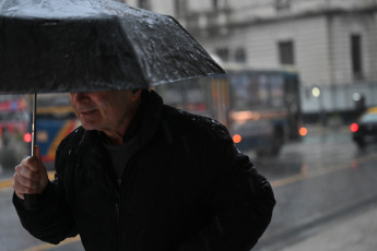 Buenos Aires, Argentina.- En las fotos tomadas el 17 de agosto del 2023, muestra las calles de Buenos Aires en medio de una tormenta. Montevideo, aún bajo una grave crisis hídrica, experimenta fuertes lluvias y una tormenta acompañada de rayos. La inestabilidad afecta a las dos capitales de la región del Río de la Plata con pronóstico de lluvias y tormentas en las zonas de Montevideo y Buenos Aires. Por lo tanto, de forma aislada, no se pueden descartar daños por clima severo.