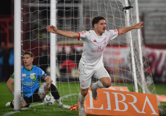 Buenos Aires, Argentina.- In the photos taken on August 21, 2023, during the match between Huracán and Banfield at the Tomás Adolfo Ducó Stadium for the first date of Zone A of the Professional League Cup. Huracán beat Banfield 2-0 with goals from Cóccaro and Cordero.