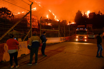 San Luis, Argentina.- The photos taken on August 22, 2023 show the forest fire on the San Luis mountains, which extends from the Native Park of the town of Potrero de los Funes, to the Cerros Colorados neighborhood of the city of Juana Koslay. So far, it has been confirmed that some 15 families were evacuated in the area and that the fire destroyed several homes in the area, amid unfavorable conditions due to strong winds that reach 60 kilometers per hour and the great drought in the area.