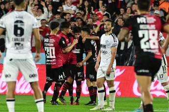 Rosario, Argentina.- En las fotos tomadas el 21 de agosto del 2023, durante el partido entre Newell’s y Central Córdoba de Santiago del Estero por la fecha 1 de la Zona B de la Copa de la Liga Profesional 2023 en el estadio Marcelo Bielsa. Newell's venció por 2-0 a Central Córdoba con goles de Gustavo Damián Canto (en contra) y Brian Nicolás Aguirre.