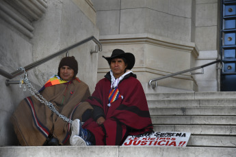 Buenos Aires, Argentina.- In the photos taken on August 8, 2023, the Third Malón de la Paz, maintains a vigil in front of the Buenos Aires Courts against the constitutional reform in Jujuy. Indigenous communities from the province of Jujuy, in northern Argentina, demonstrate in Buenos Aires amid a turbulent political climate in Jujuy after the approval of a constitutional reform, promoted by Governor Gerardo Morales, which according to his detractors, criminalizes the right to protest and curtails indigenous land rights in the midst of exploitation plans to obtain lithium.