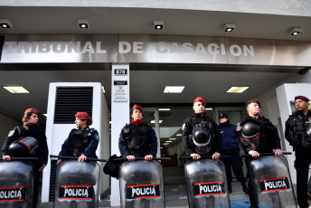 Buenos Aires, Argentina.- En las fotos tomadas el 15 de agosto del 2023, durante la audiencia en Casación por las apelaciones del fallo por el crimen de Báez Sosa a la que asistieron los ocho rugbiers, por lo que salieron por primera vez de la cárcel y volvieron a estar frente a los padres de Báez Sosa. La Justicia argentina revisó desde este martes las apelaciones del fallo contra los ocho jóvenes condenados en febrero pasado por el asesinato en 2020 de Fernando Baéz Sosa, de 18 años, a la salida de una discoteca en la zona costera bonaerense de Villa Gessell.