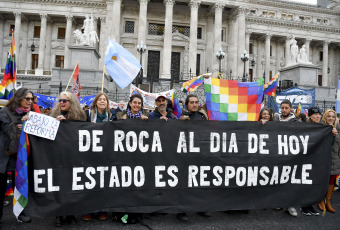 Buenos Aires, Argentina.- En las fotos tomadas el 9 de agosto del 2023, representantes de 400 comunidades indígenas, continúan acampando frente a la Corte Suprema de Justicia en espera del fallo sobre la violencia en Jujuy. A menos de una semana de las elecciones Primarias Abiertas, Simultáneas y Obligatorias (Paso), indígenas de Argentina exigen que se declare la inconstitucionalidad de la reforma de la carta magna jujeña que impuso el gobernador Gerardo Morales.