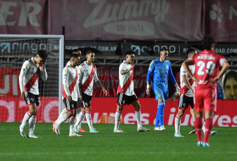 Buenos Aires, Argentina.- En las fotos tomadas el 20 de agosto del 2023, durante el partido entre Argentinos Juniors y River Plate por la primera fecha de la Copa de la Liga Profesional. Argentinos Juniors venció al último campeón del fútbol argentino por 3 a 2, los goles decisivos de Marco Di Cesare y un doblete de Luciano Gondou, aseguraron el triunfo para los locales en este enfrentamiento.