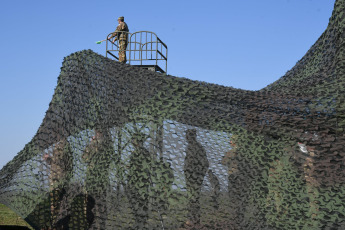 Corrientes, Argentina.- En las fotos tomadas el 2 de agosto del 2023, más de 1.300 efectivos de las Fuerzas Armadas de Argentina y de Brasil protagonizaron el ejercicio combinado "Arandú", en el que simularon proteger parte del territorio de la provincia de Corrientes de una ficticia invasión al sur de los esteros del Iberá. La finalidad de este ejercicio combinado es robustecer e incrementar la interoperabilidad de las fuerzas participantes y los lazos de comunicación entre los ejércitos de ambos países de acuerdo a lo expresado en el convenio bilateral del año 2020.