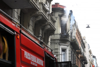 Buenos Aires, Argentina.- En las fotos tomadas el 24 de agosto del 2023, Bomberos de la Ciudad de Buenos Aires combatían un incendio de un edificio en el barrio de Monserrat en Buenos Aires, Argentina. Un edificio se incendió y una mujer debió escapar por el balcón. La residente, de 65 años, sufrió quemaduras en el 70