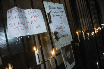 Buenos Aires, Argentina.- En las fotos tomadas el 9 de agosto del 2023, familiares y vecinos reclaman justicia frente a la escuela donde estudiaba una nena de 11 años que murió tras ser asaltada y golpeada cuando llegaba a la escuela en Lanús Oeste, provincia de Buenos Aires. La niña, fue asaltada por dos hombres a bordo de una motocicleta, una modalidad conocida coloquialmente como "motochorros". Por el hecho hay dos hombres detenidos, ambos mayores de edad, según informaron el Ministerio Público Fiscal (MPF) y la Policía.