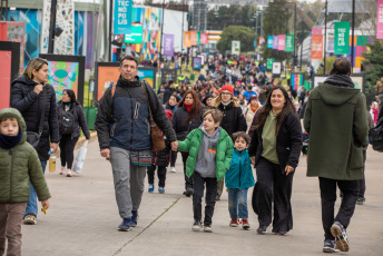 Buenos Aires, Argentina.- En las fotos tomadas el 3 de agosto del 2023, muestra las calles de Buenos Aires. El Gobierno argentino anunció que sube el piso del Impuesto a las Ganancias, una retención que pagan los trabajadores de Argentina derivada de su salario. Según informó en un comunicado el Ministerio de Economía, a cargo de Sergio Massa, "a partir de agosto solo pagarán el Impuesto a las Ganancias las remuneraciones superiores a $700.875 (pesos argentinos)".