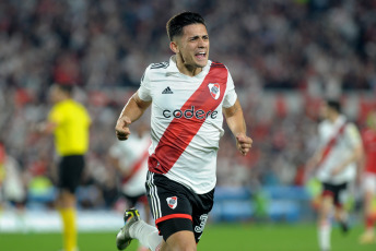 Buenos Aires, Argentina.- En las fotos tomadas el 1 de agosto del 2023, durante el partido entre River Plate y el brasileño Inter de Porto Alegre por la ida de los octavos de final de la Copa Libertadores 2023 en el Estadio Monumental. River Plate derrotó como local a Porto Alegre por 2-1, ante más de 85.000 espectadores. El ecuatoriano Enner Valencia (45+1) puso al frente al equipo brasileño, pero River lo dio vuelta en el segundo tiempo con un doblete de Pablo Solari (65 y 78), que entró como suplente.