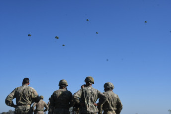 Corrientes, Argentina.- En las fotos tomadas el 2 de agosto del 2023, más de 1.300 efectivos de las Fuerzas Armadas de Argentina y de Brasil protagonizaron el ejercicio combinado "Arandú", en el que simularon proteger parte del territorio de la provincia de Corrientes de una ficticia invasión al sur de los esteros del Iberá. La finalidad de este ejercicio combinado es robustecer e incrementar la interoperabilidad de las fuerzas participantes y los lazos de comunicación entre los ejércitos de ambos países de acuerdo a lo expresado en el convenio bilateral del año 2020.