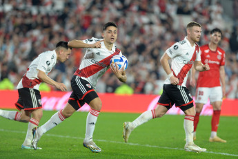 Buenos Aires, Argentina.- En las fotos tomadas el 1 de agosto del 2023, durante el partido entre River Plate y el brasileño Inter de Porto Alegre por la ida de los octavos de final de la Copa Libertadores 2023 en el Estadio Monumental. River Plate derrotó como local a Porto Alegre por 2-1, ante más de 85.000 espectadores. El ecuatoriano Enner Valencia (45+1) puso al frente al equipo brasileño, pero River lo dio vuelta en el segundo tiempo con un doblete de Pablo Solari (65 y 78), que entró como suplente.