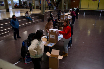 Buenos Aires, Argentina.- In the photos taken on August 13, 2023, Argentines cast their votes in different establishments authorized to vote in Buenos Aires, Argentina. Argentines voted Sunday in a critical primary election that provides expectations for the general vote two months later. Polls officially ended at 6 p.m. local time, and people were still waiting in long lines to cast the final ballots. Some 62% of registered citizens voted an hour before the close of the election, according to the electoral authority.