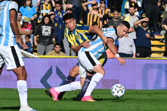 Rosario, Argentina.- En las fotos tomadas el 20 de agosto del 2023, durante el partido entre Central y Atlético Tucumán por la primera fecha de la Zona A de la Copa de la Liga en el Estadio Gigante de Arroyito. Central, que jugó con un hombre más desde la mitad del complemento, no pudo vencer a Atlético Tucumán y terminó empatado 0 a 0.