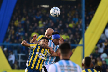 Rosario, Argentina.- En las fotos tomadas el 20 de agosto del 2023, durante el partido entre Central y Atlético Tucumán por la primera fecha de la Zona A de la Copa de la Liga en el Estadio Gigante de Arroyito. Central, que jugó con un hombre más desde la mitad del complemento, no pudo vencer a Atlético Tucumán y terminó empatado 0 a 0.