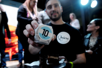 Buenos Aires, Argentina.- En las fotos tomadas el 21 de agosto del 2023, durante la última jornada del Campeonato Mundial del Alfajor, que se realizó en La Rural, en el barrio porteño de Palermo. Un alfajor triple con dulce de leche llamado "Quiero", fabricado en la localidad bonaerense de Campana, se alzó el premio al mejor del Mundo, en el marco del II Campeonato Mundial del Alfajor 2023.