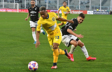 Córdoba, Argentina.- En las fotos tomadas el 2 de agosto del 2023, durante el partido entre Rosario Central y Chaco For Ever en el Estadio Mario Alberto Kempes, por los 16avos. de final de la Copa Argentina. Rosario Central, que dominó el partido y llegó en más ocasiones, perdió 1-0 con Chaco For Ever. El gol, fue anotado por Jonathan Dellarossa a los 43 minutos del segundo tiempo.